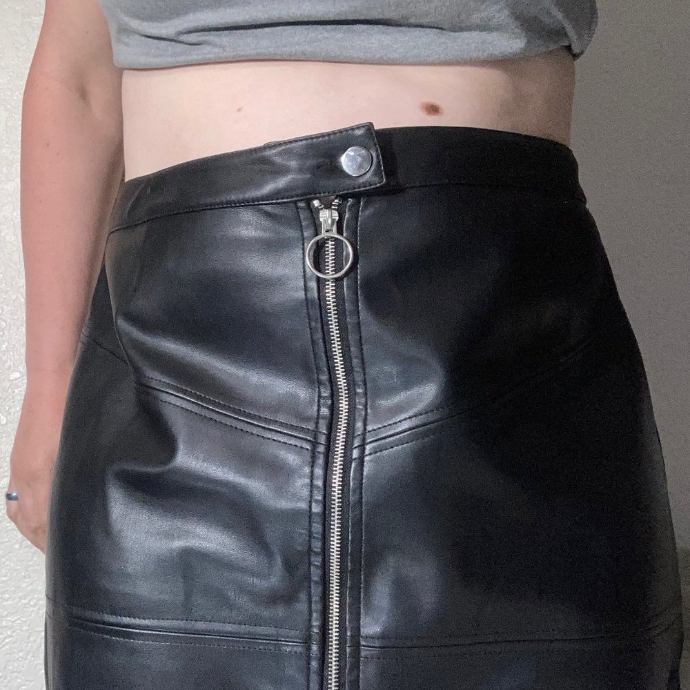 Forever 21 2X Black Polyurethane and Polyester Faux Leather Skirt